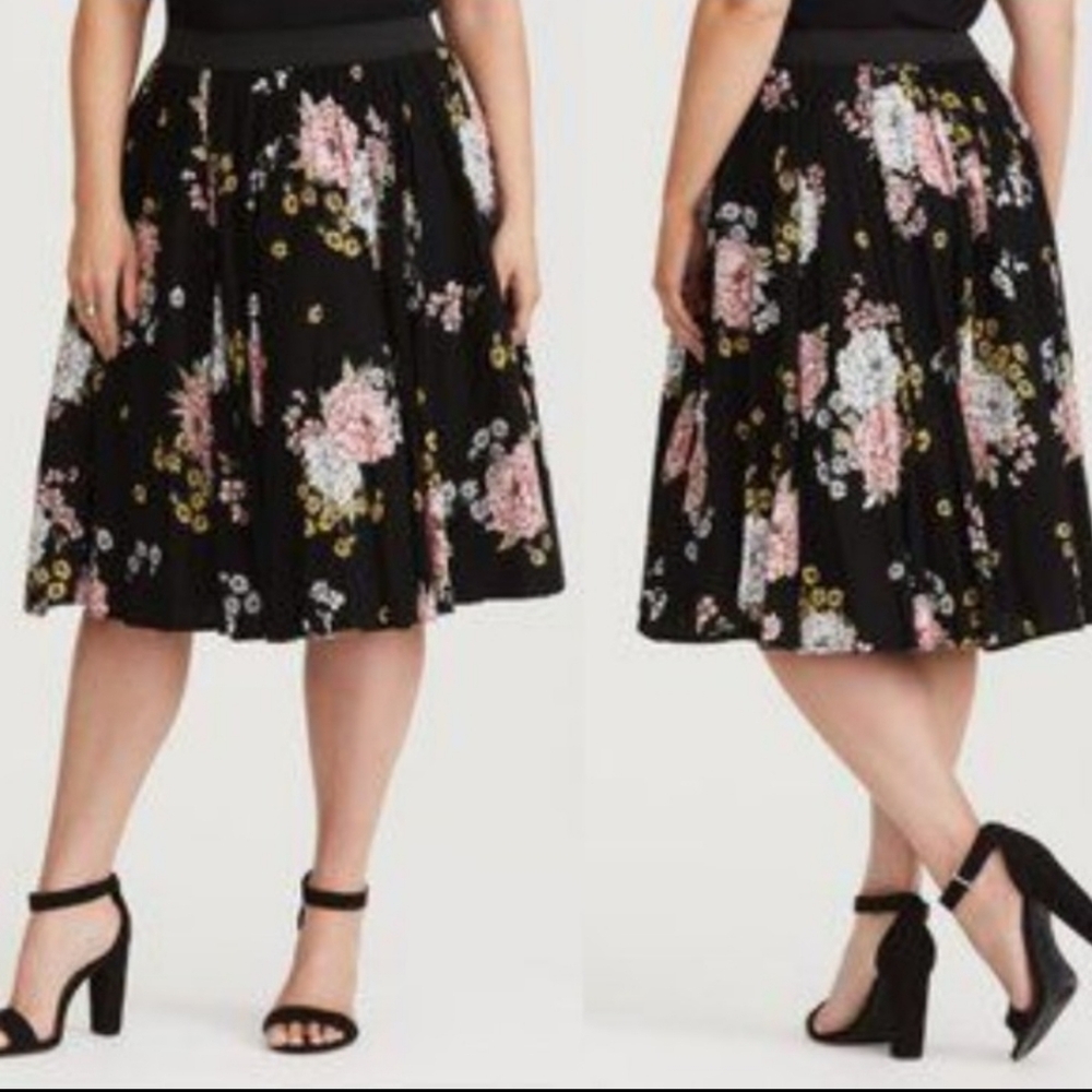 Torrid Women's Black Floral A-line Swing Skirt Size‎ 0 - Large